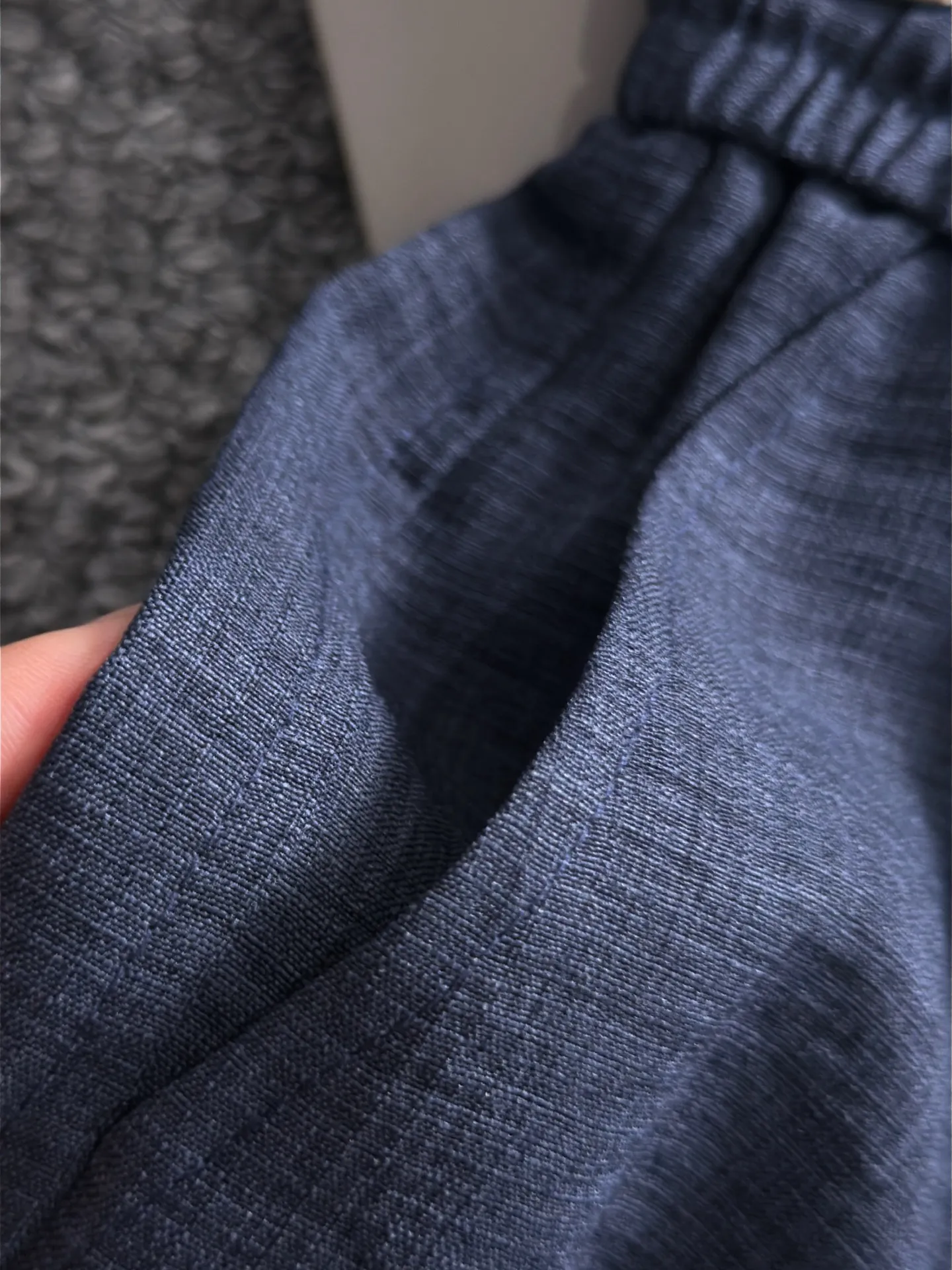 Burberry's 2026 spring and summer new shorts are made of imported Japanese Denim plain cotton, complete with three standards. The top stone-washed process makes the texture reach the old taste of the 1980s, soft, delicate and comfortable. The color has a modern and fashionable vicissitudes of life, and the upper body is Versatile fashionable! Light luxury, a must-have item for daily commuting! Sizes: M-5XL (please state your height and weight when placing an order)